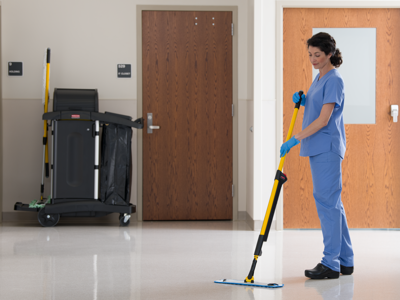 2019 1861427 RCP Material Handling Cart In Use Healthcare 2 7 (1)