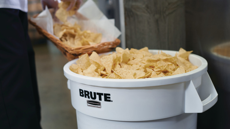 FG262000WHT Ur Brute 20G White In Use Kitchen Dtl 1